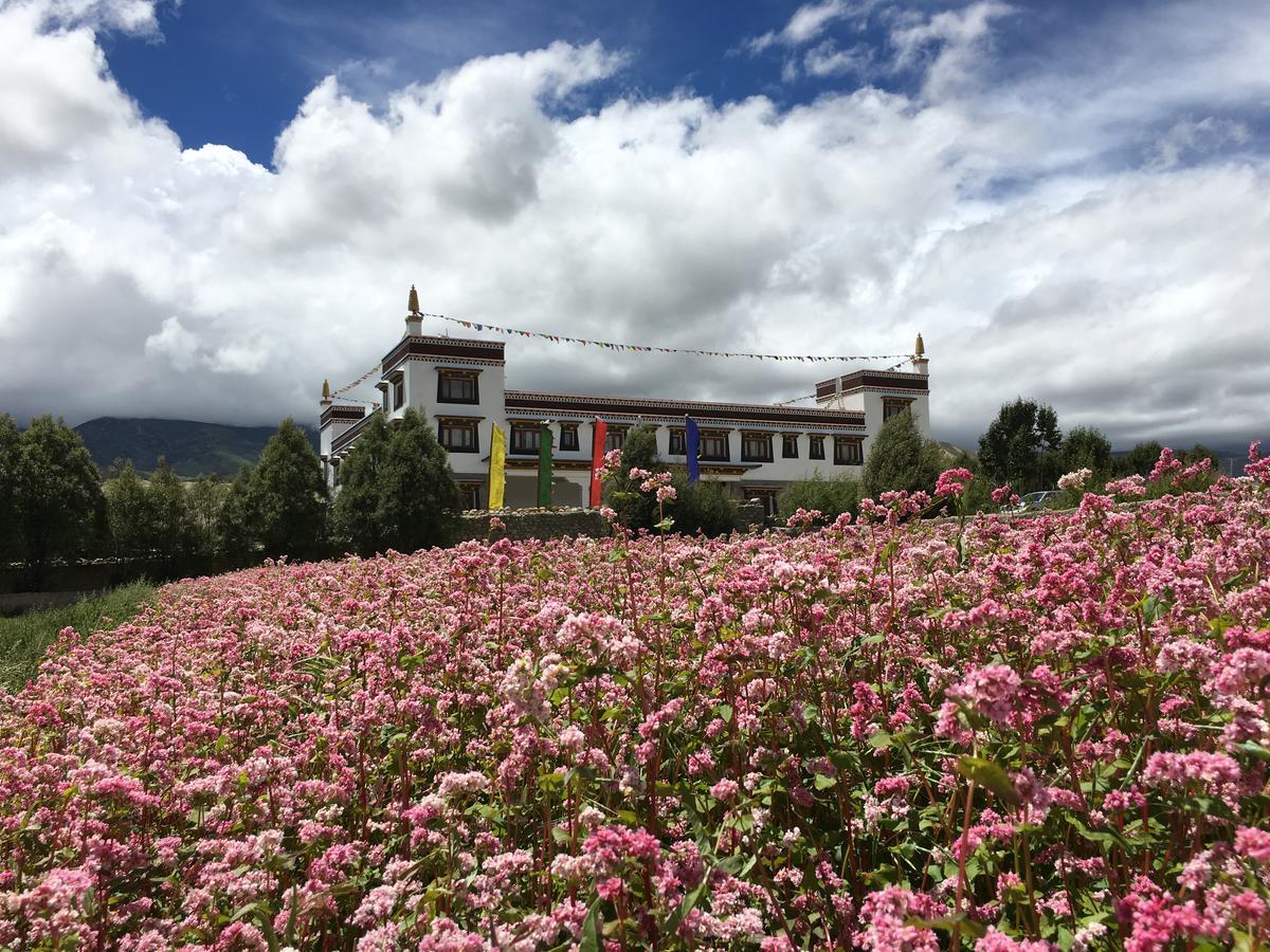 Royal Mustang Resort Nāmbo Exterior foto